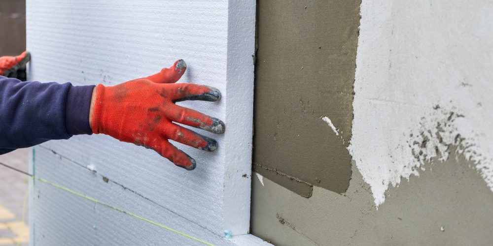 construction-worker-installing-styrofoam-insulatio-7N4NDGE (1)